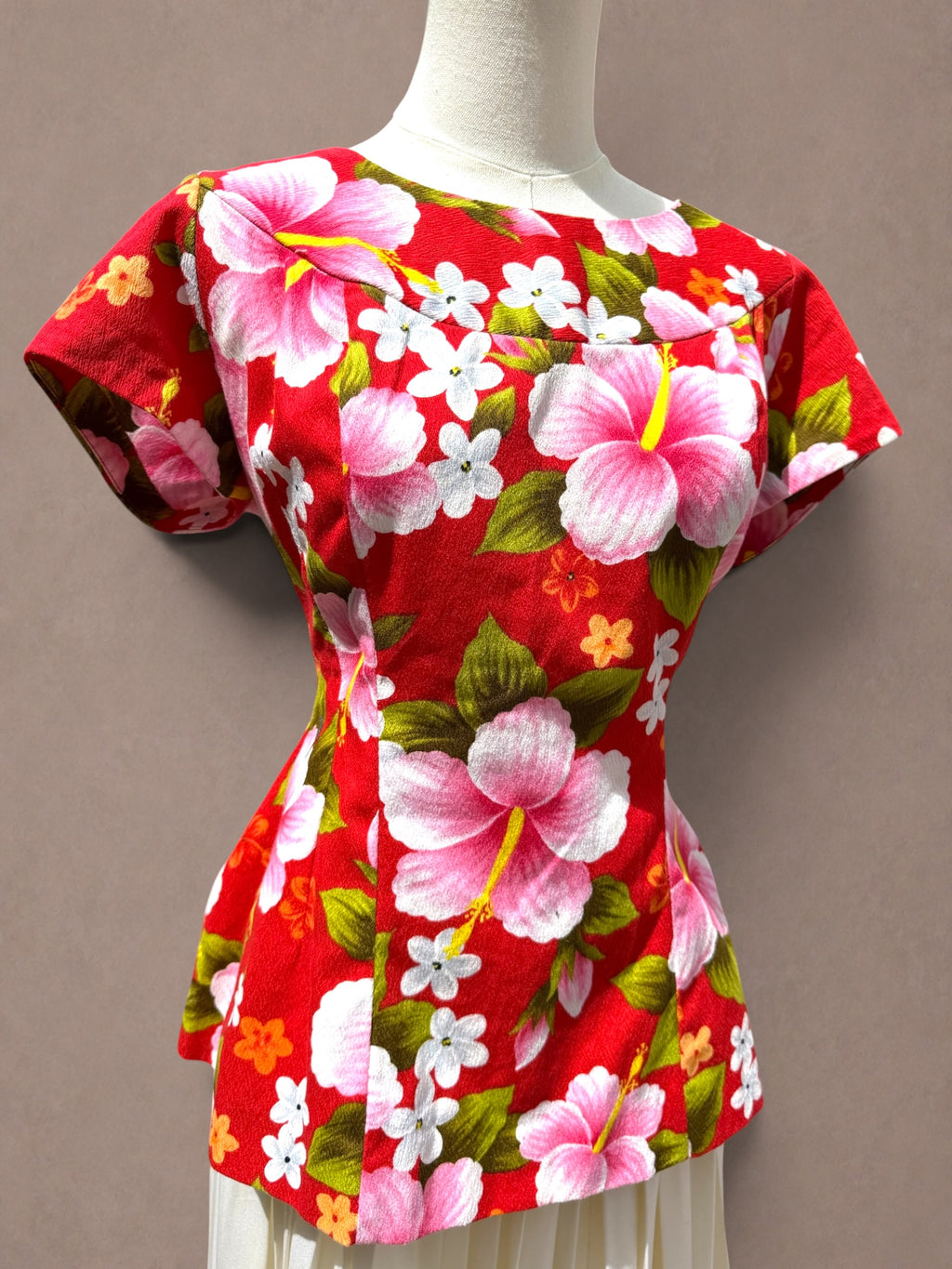 Ui-Maikai 60s Hawaiian Red Hibiscus Barkcloth Top