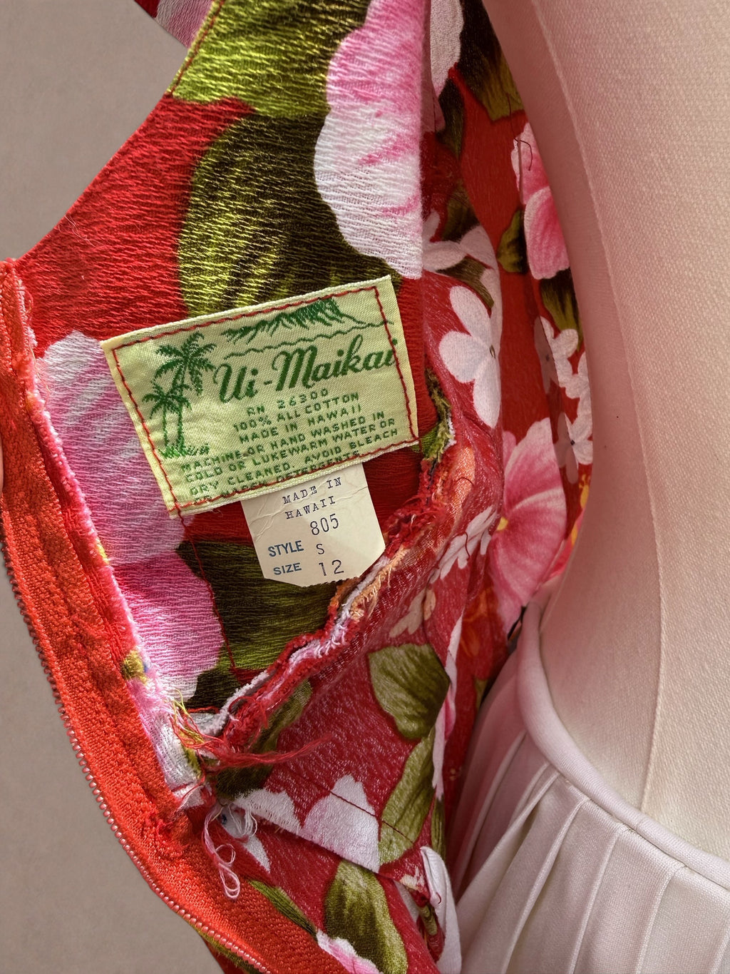 Ui-Maikai 60s Hawaiian Red Hibiscus Barkcloth Top